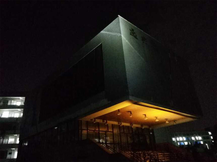 對一座建筑進(jìn)行投光實(shí)驗